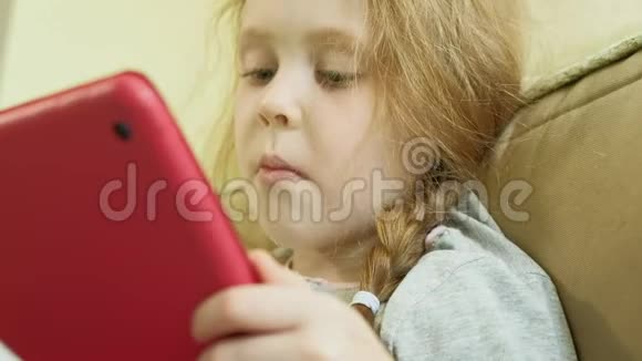小女孩用电脑平板电脑坐在地板上视频的预览图