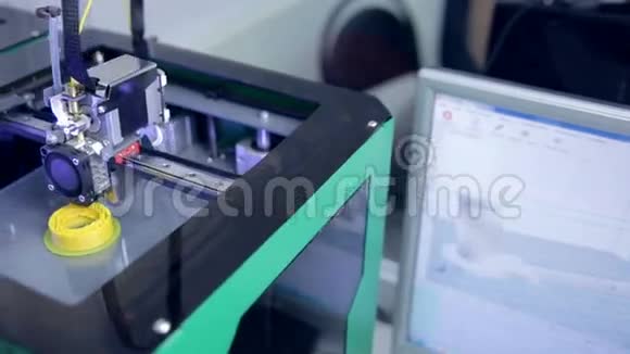 3D打印机工作打印工业元件视频的预览图