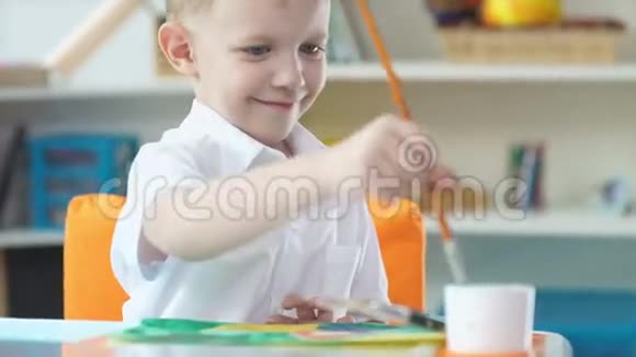 可爱的孩子57岁的孩子在画画用水的颜色视频的预览图