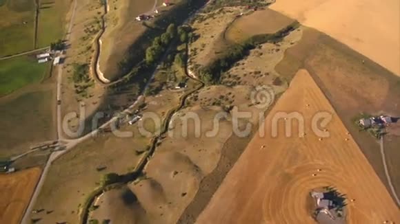 从上面空中拍摄农田视频的预览图