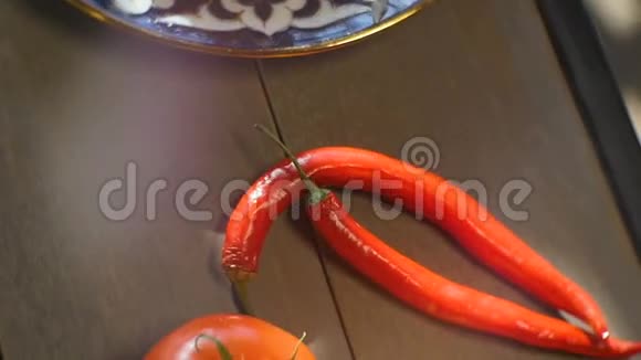 厨房餐桌上的番茄酱洋葱特写视频的预览图
