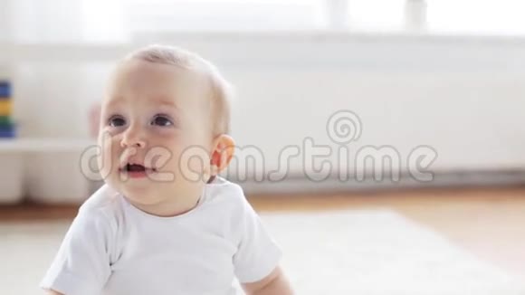 快乐的小宝宝坐在家里的客厅视频的预览图