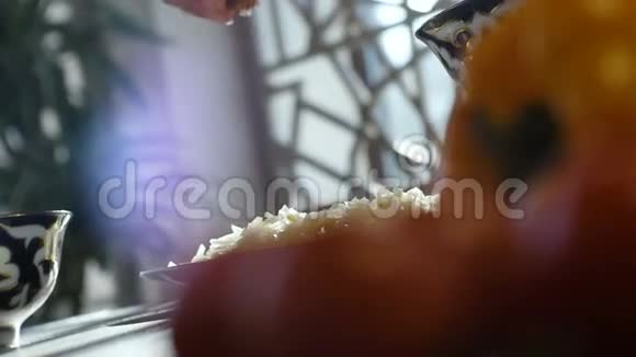大型厨师将盐倒在桌上的肉库上视频的预览图