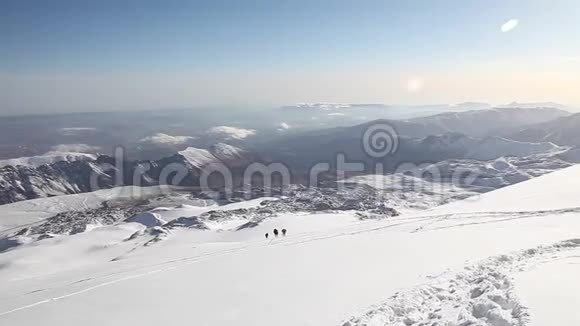高加索山脉的登山者视频的预览图