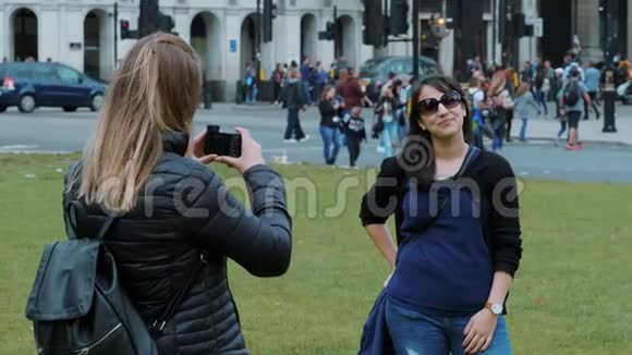 女孩在伦敦慢镜头拍照视频的预览图