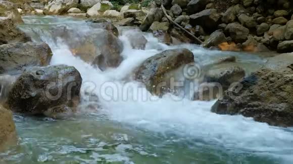 奔腾的鼓泡水的山河视频的预览图