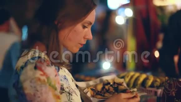 街上出售的食品夜市的食品女人用香蕉吃煎饼1920x1080视频的预览图