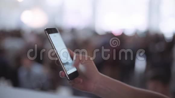 女性影响者在聚会上使用智能手机视频的预览图