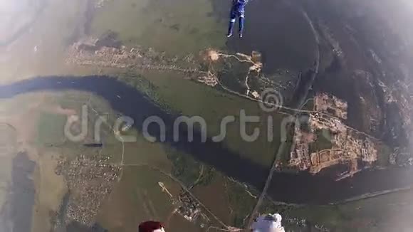 职业跳伞运动员在空中自由落体保持平衡速度视频的预览图