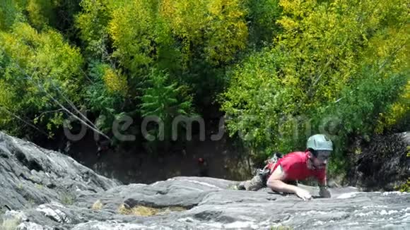 男子攀岩森林中的悬崖视频的预览图