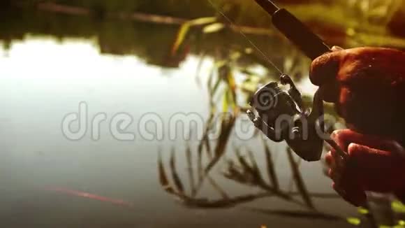 日落时分一个人用鱼叉钓鱼视频的预览图