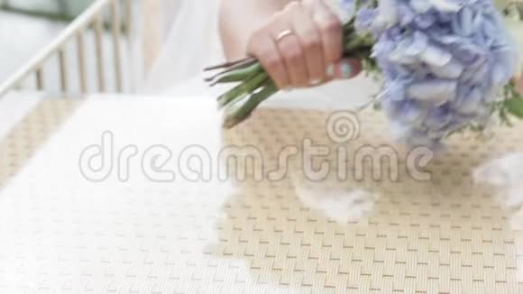新娘把结婚的花放在桌子上视频的预览图