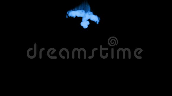 荧光蓝墨水或烟雾在黑色上缓慢地隔离蓝色在水中流动用于油墨背景或视频的预览图