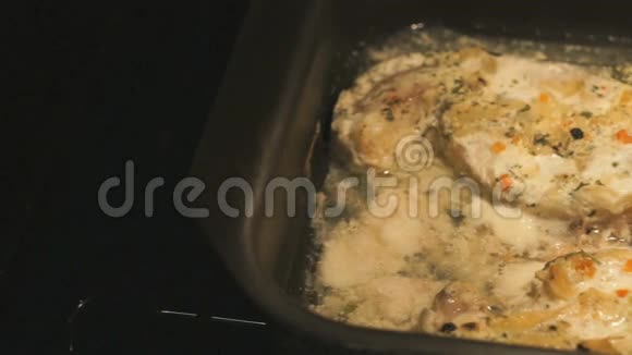 在烤箱中烤制美味的三文鱼视频的预览图