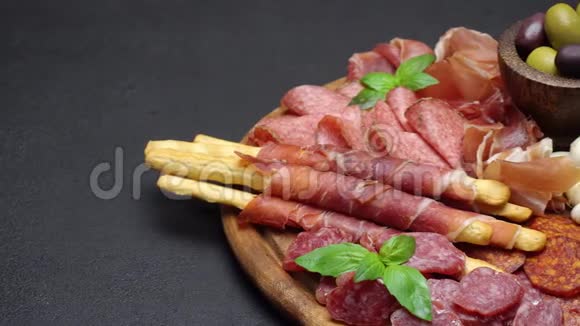 意大利肉盘视频意大利火腿切片香肠和格里西尼视频的预览图