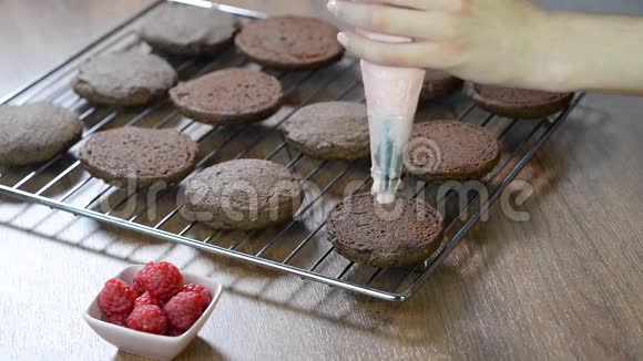 用糕点袋挤压奶油巧克力饼干三明治视频的预览图