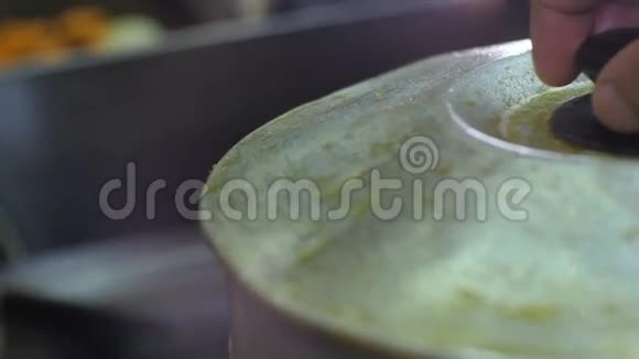 蒸汽锅炉大手罩与鞑靼饺子视频的预览图