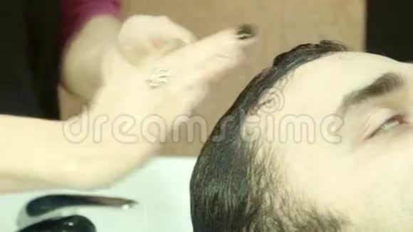 美容院的人洗头视频的预览图
