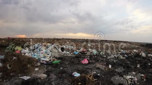 傍晚日落时分的城市垃圾场视频的预览图