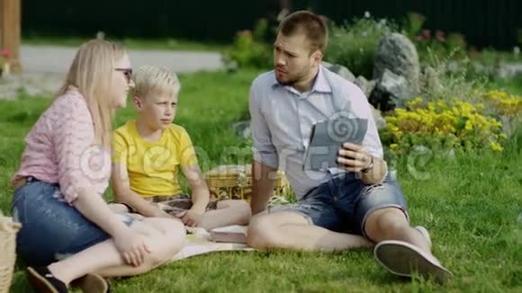 家庭视频聊天野餐视频的预览图