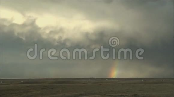 时光流逝天空中乌云密布田野上有一道彩虹视频的预览图