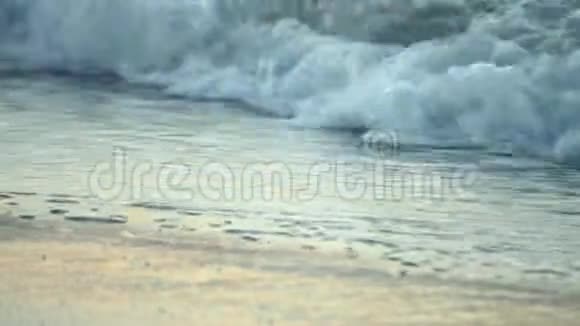 沙滩上白色泡沫近距离海面海浪视频的预览图