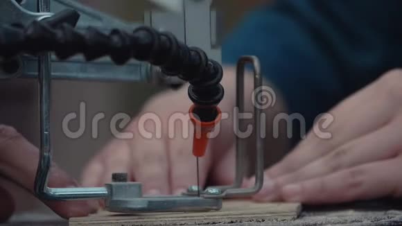 夹具锯床上的慢运动连接手切割桩木纹视频的预览图