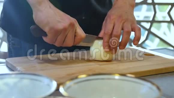 厨房的木板上用洋葱刀切至半截视频的预览图