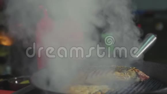 肉在烤锅上煎在餐厅准备牛排慢动作视频的预览图