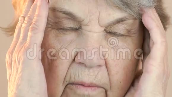 80岁的老年妇女头痛视频的预览图