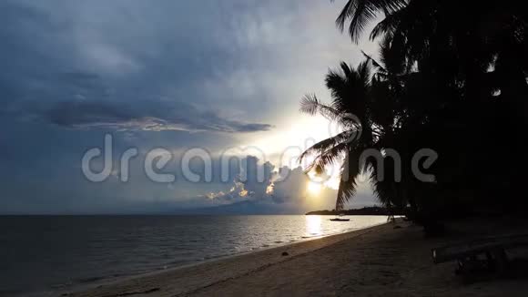 热带的日落笼罩着多云的天空视频的预览图