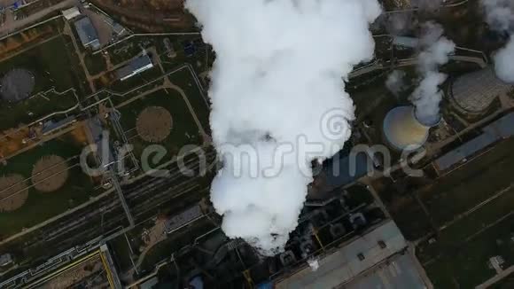 从工业管道排放到大气用无人驾驶飞机推进烟囱管道空中特写视频的预览图