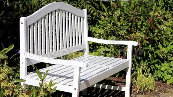 花园里的白色长凳休息的地方视频的预览图