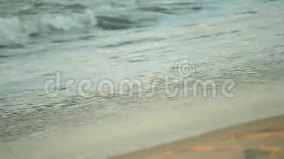 沙滩上白色泡沫近距离海面海浪视频的预览图