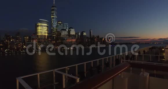日落的纽约和游客在船上欣赏风景美国纽约视频的预览图