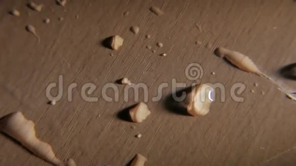 球拍木表面的水滴视频的预览图