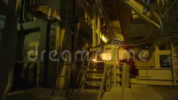 玻璃砂熔炉运动视频的预览图