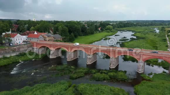 欧洲最宽的瀑布在拉脱维亚库尔迪加和砖桥横跨文塔河阿雷尔德龙射击视频的预览图