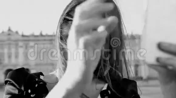 黑白肖像一位美女自拍视频的预览图