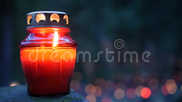墓地在晚上与彩色蜡烛为所有圣徒日所有圣徒日是11月1日由视频的预览图