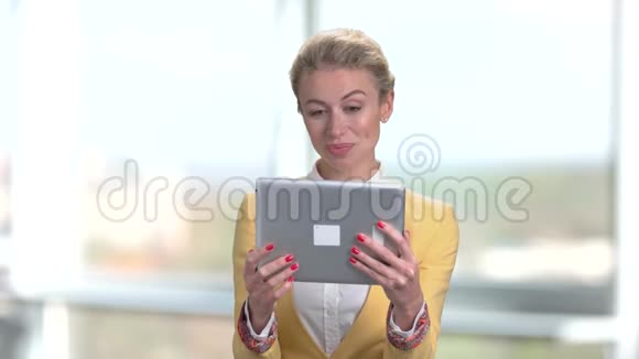 年轻漂亮的商务小姐通过互联网聊天视频的预览图