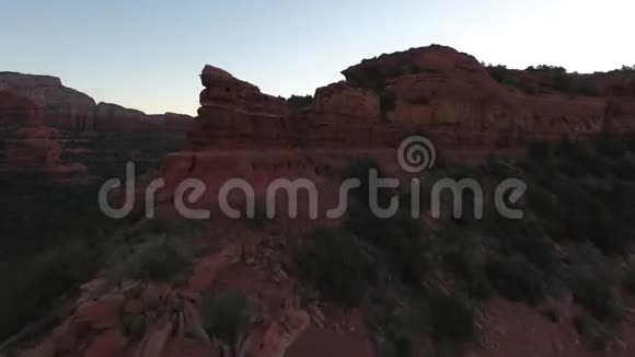 大片美丽的粉红色岩石山悬崖在草原峡谷景观傍晚日落光线在空中4k拍摄视频的预览图