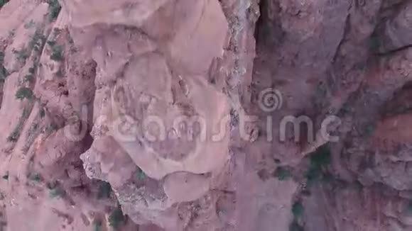 草原峡谷山上巨大的粉红色石岩山4k空中拍摄的自然景观视频的预览图