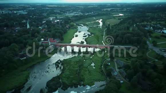 欧洲最宽的瀑布在拉脱维亚库尔迪加和砖桥横跨文塔河阿雷尔德龙拍摄视频的预览图