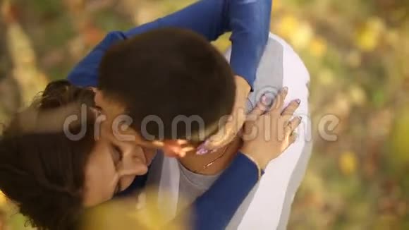 夫妇拥抱在秋天公园视频的预览图