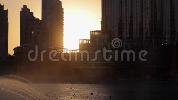 在BurjKhalifa附近日落时唱歌喷泉视频的预览图