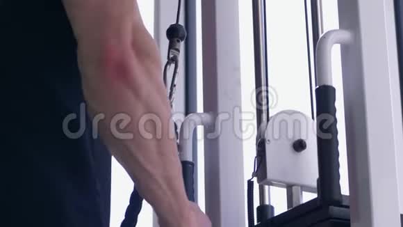 肌肉建设运动男性在运动中心健身时在牵引模拟器上做力量锻炼视频的预览图