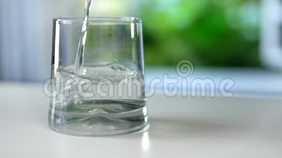 在夏季背景下从瓶子中注入纯净的新鲜饮用水视频的预览图