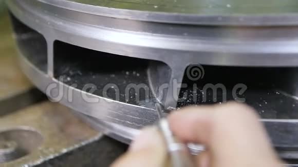 手工金属压缩机加工技术工人视频的预览图