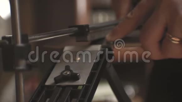 木桌特写视频中厨房刀具的磨刀机视频的预览图